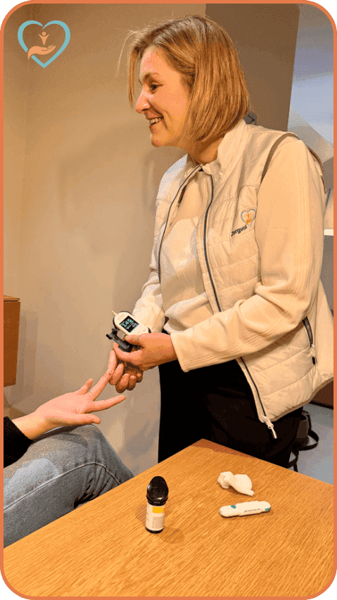 Isabelle verzorgt een diabetespatiënt thuis